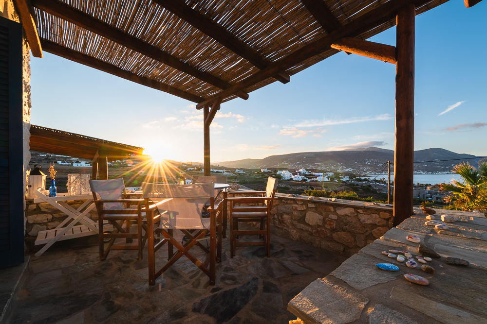 Sonnenaufgang auf der Terasse des Ferienhauses auf Paros mit Blick auf die Bucht von Parikia Sonnenaufgang auf der Terasse des Ferienhauses auf Paros mit Blick auf die Bucht von Parikia