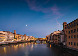 Die historische Ponte Vecchio Brücke über den Fluss Arno in der Abenddämmerung, Florenz, Toskana, Italien