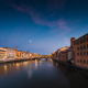 Die historische Ponte Vecchio Brücke über den Fluss Arno in der Abenddämmerung, Florenz, Toskana, Italien