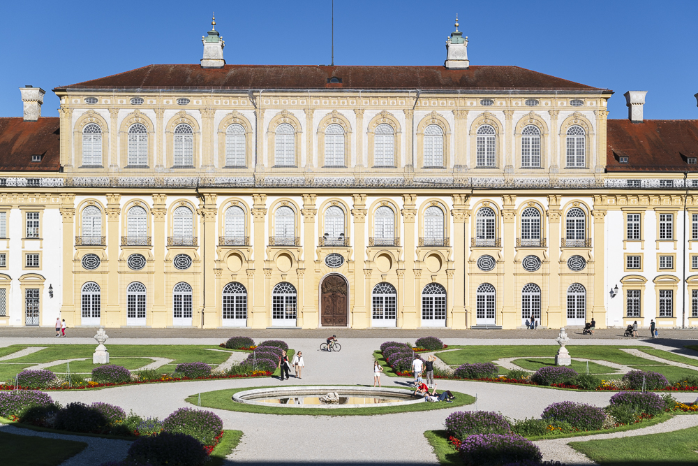 Barocke Westfassade vom Neuen Schloss Oberschleißheim und Gartenanlage im Sommer, München, Bayern, Deutschland Barocke Westfassade vom Neuen Schloss Oberschleißheim im Sonnenlicht, Bayern