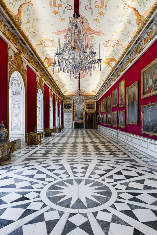 Gemälde in der reich verzierten großen Galerie im Schloß Unterschleißheim, Bayern, Deutschland Gemälde in der reich verzierten großen Galerie im Schloß Unterschleißheim, Bayern, Deutschland