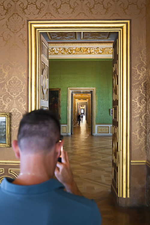 Blick entlang der Raumflucht durch die Türen der Kabinette und Großer Galerie im Obergeschoß vom Neuen Schloss Oberschleißheim, Bayern, Deutschland Blick entlang der Raumflucht durch die Türen der Kabinette und Großer Galerie im Obergeschoß vom Neuen Schloss Oberschleißheim, Bayern, Deutschland