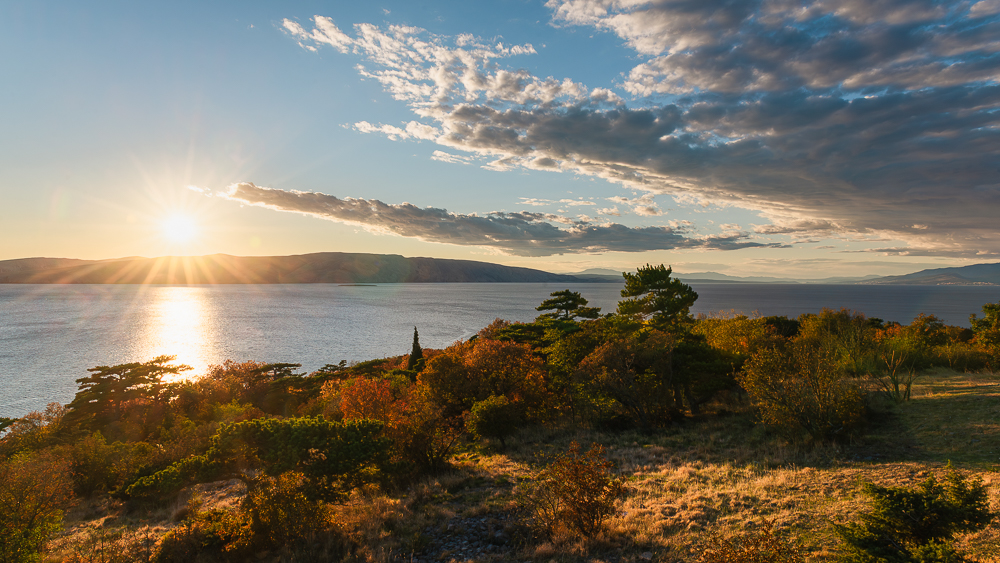 Aussicht von der Festung Nehaj auf den Sonnenuntergang über der Insel Krkr und der kroatischen Festlandküste bei Senj Aussicht von der Festung Nehaj auf den Sonnenuntergang über der Insel Krkr und der kroatischen Festlandküste bei Senj