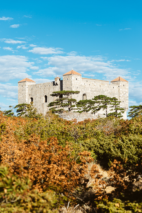Die Festung Nehaj der Uskoken aus dem 16. Jahrhundert an der kroatischen Adriaküste bein Senj Die Festung Nehaj der Uskoken aus dem 16. Jahrhundert an der kroatischen Adriaküste bein Senj