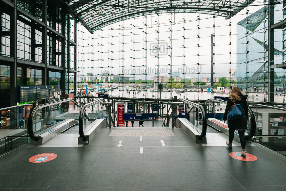 Unterwegs im Hauptbahnhof Berlin mit Ausblick zum Regierungsviertel Unterwegs im Hauptbahnhof Berlin mit Ausblick zum zum Regierungsviertel