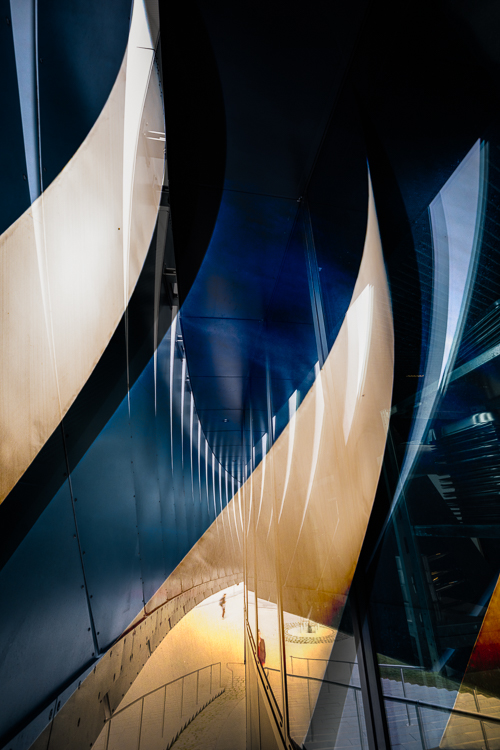 Zahnförmige Lichter der gebogenen Aluminiumlamellen auf der modernen Glasfassade der SAP Garden Mehrzweckhalle, Olympiapark München, Deutschland Zahnförmige Lichter der gebogenen Aluminiumlamellen auf der modernen Glasfassade der SAP Garden Mehrzweckhalle, Olympiapark München, Deutschland