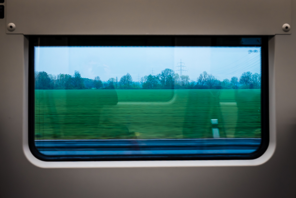 Blick aus dem fahrenden Zug auf die Landschaft der Uckermark Blick aus dem fahrenden Zug auf die Landschaft der Uckermark