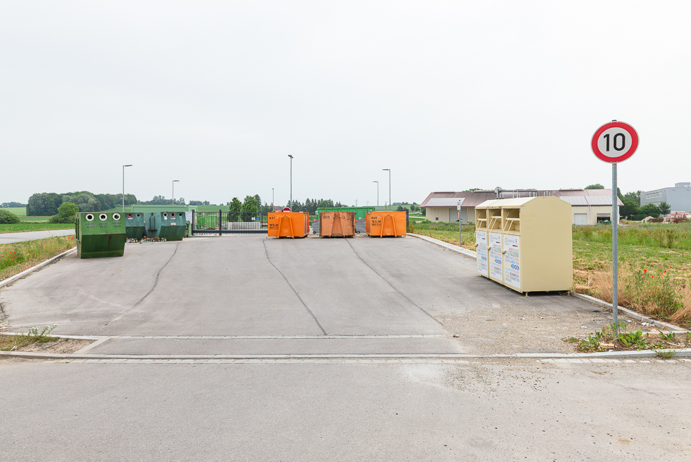 Alles ordentlich geregelt (inkl. Höchstgeschwindigkeit): Wertstoffhof am Ortsrand einer bayrischen Gemeinde Alles ordentlich geregelt: Wertstoffhof am Ortsrand einer bayrischen Gemeinde