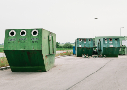 Container zur Sammlung von Altglas, Altpapier, Altkleider auf einem asphaltierten Platz am Ortsrand einer bayrischem Gemeinde