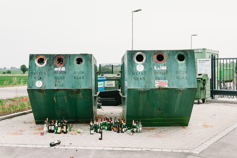 Container zur Sammlung von Altglas, Altpapier, Altmetall und Altkleider auf einem asphaltierten Platz am Ortsrand einer bayrischem Gemeinde Container zur Sammlung von Altglas, Altpapier, Altmetall und Altkleider auf einem asphaltierten Platz am Ortsrand einer bayrischem Gemeinde