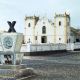 Denkmal zum zehnjährigen Jubiläum der Republik Kapverde vor der Kirche St. Eliabeth in Sal Rei, Boavista, Kapverden