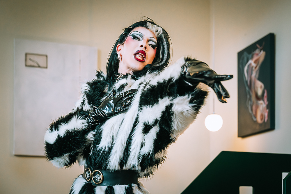 Gwen Darling Drag Show auf der Vernissage von Jaz im Sopherl am Naschmarkt, Wien, Österreich Gwen Darling Drag Show auf der Vernissage von Jaz im Sopherl am Naschmarkt, Wien, Österreich