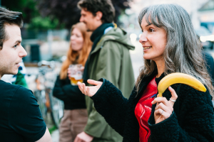 Besucher der Vernissage Jaz stehem vor dem Sopherl am Naschmarkt, Wien, Österreich