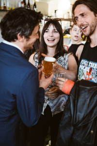 Besucher der Vernissage von Jaz im Sopherl am Naschmarkt, Wien, Österreich